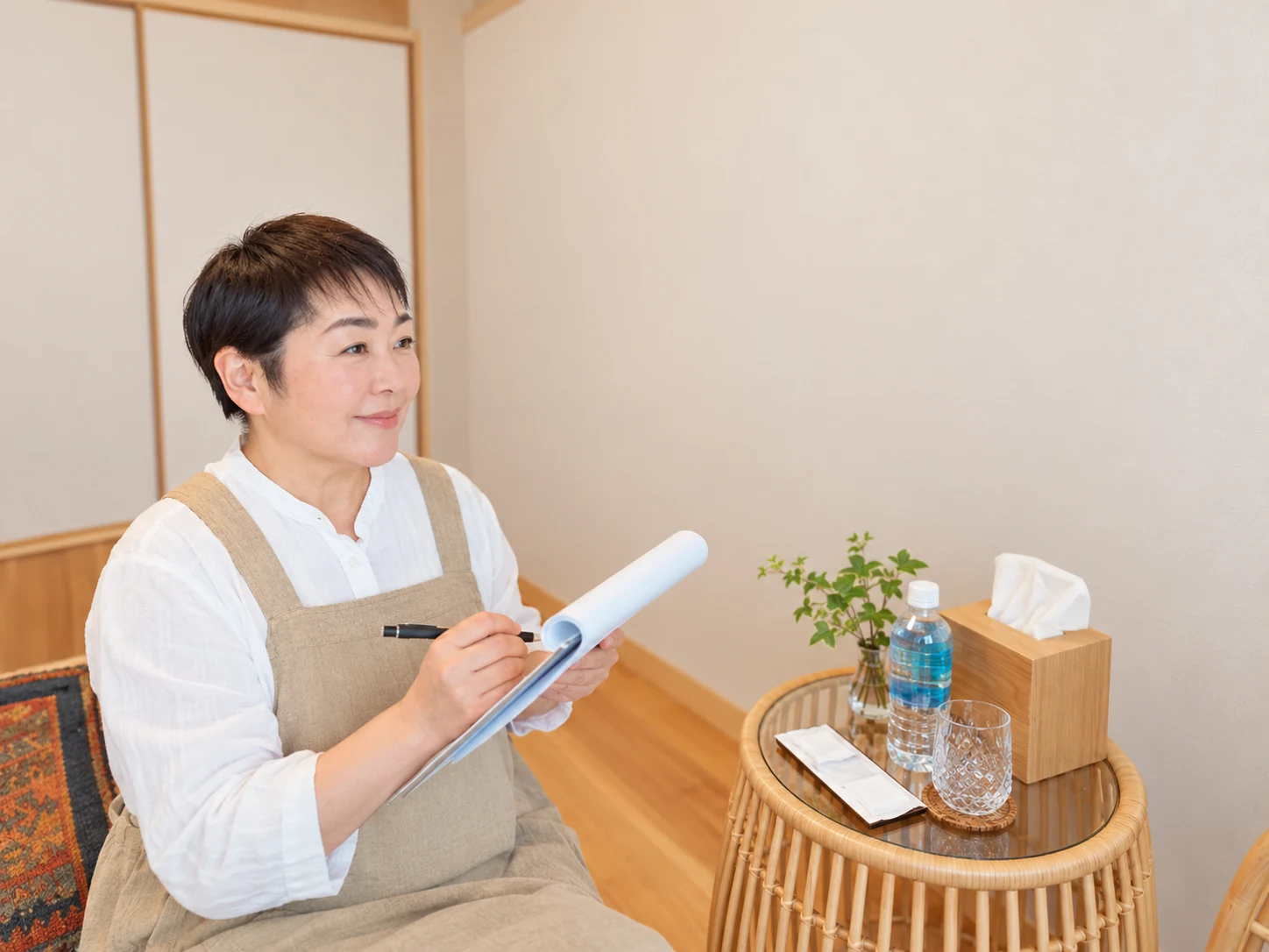 小野様が問診で話を聞きながらメモを取る様子